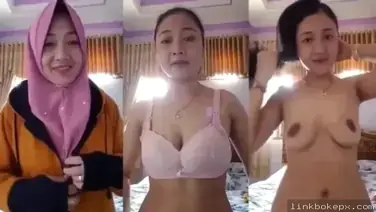 Jilbab Pink Kirim Pap Bugil, Memek Botak Basah Keliatan Jelas!